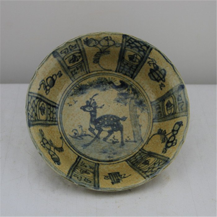 Ming Blue and White Porcelain Plate: Ming Dynasty. Size is H5.5cm, D17.5cm.