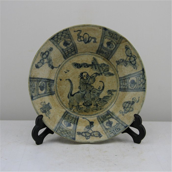Ming Blue and White Porcelain Plate: Ming Dynasty, Size is H3.5cm,D19.2cm.