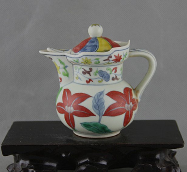 Ming chenghua Red and Green Glaze Porcelain Kettle: Ming chenghua Red and Green Glaze Porcelain Kettle,Size is H11cm, bottom D4.6cm.