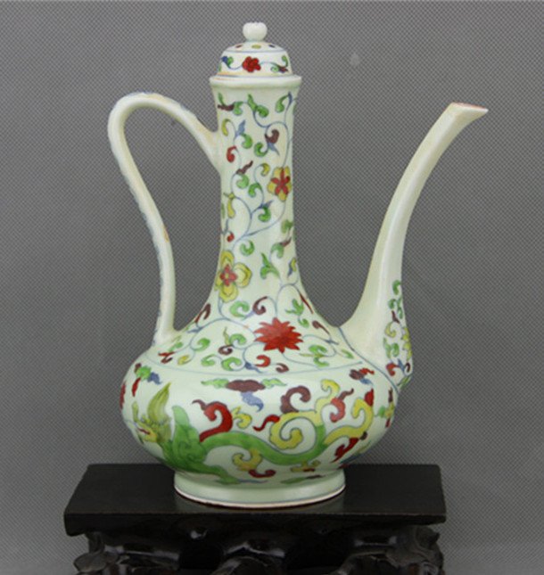 Ming Chenghua Doucai Porcelaing Wine Kettle: Ming Dynasty, Chenghua Mark and Period.Size is H22cm, mouth D4.4cm, bottom D8cm