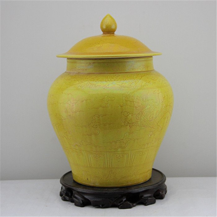 Ming Hongzhi yellow Glaze Jiangjun Jar: Ming Dynasty, Hongzhi Mark and period,with nice dragon and pheonix carvings. Size is H17.5cm, D20cm.