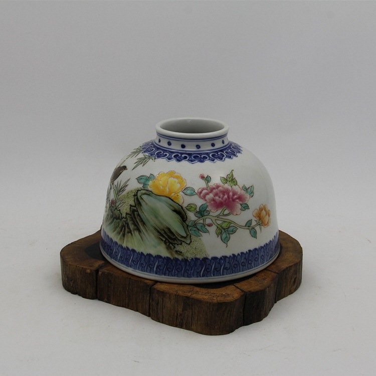 Qing Qianlong Famille Rose Brush Washer: Qiong Dynasty, Qianlong mark and period. Size is mouth D5.5cm, D14cm, H10cm.