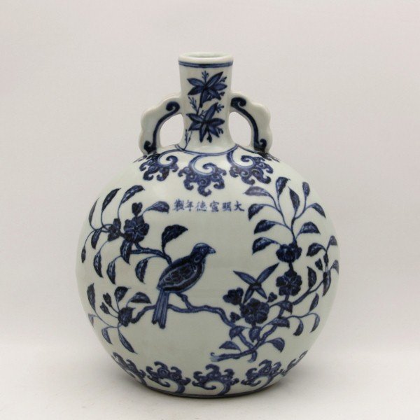 Ming Xuande Blue and White Ruyi Ears Bottle: Ming Dynasty,Xuande period, size is H30cm.
