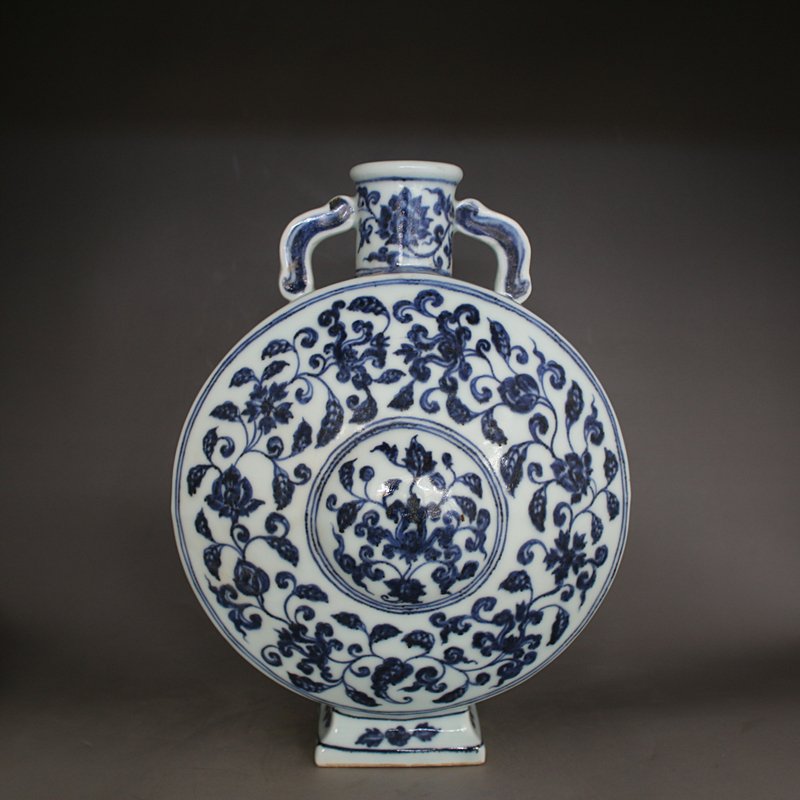 Big Ming Yongle Blue and White Flower Kettle: Ming Dynasty blue and white flower painting bottle and with Yongle mark.Size is around H29cm,belly D21cm.