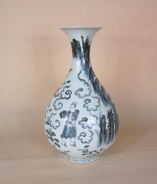 A Big Ming Blue and White Porcelain Yuhuchun Bottle: Ming Dynasty, Size is H37cm. Weight is 2.8kg.