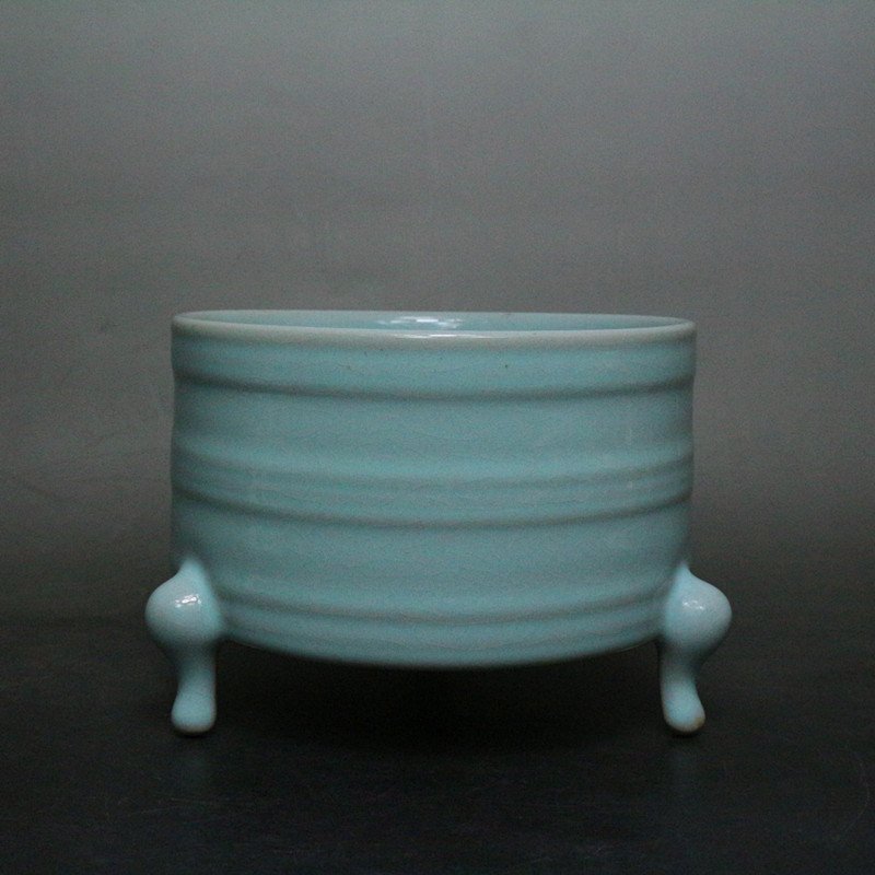 Song Ru Kiln Three-leg Brush Washer: Size is around H10cm, mouth D13cm.