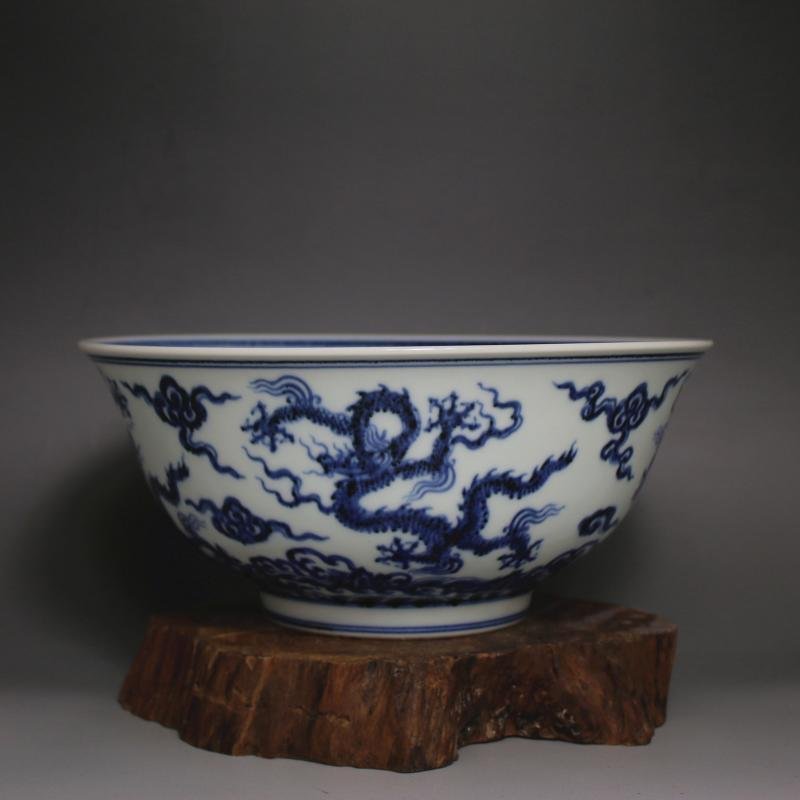 Big Ming Xuande Blue and White Dragon Bowl: Ming Dynasty blue and white dragon bowl.with Xuande mark.Size is around H10cm. And D22cm.