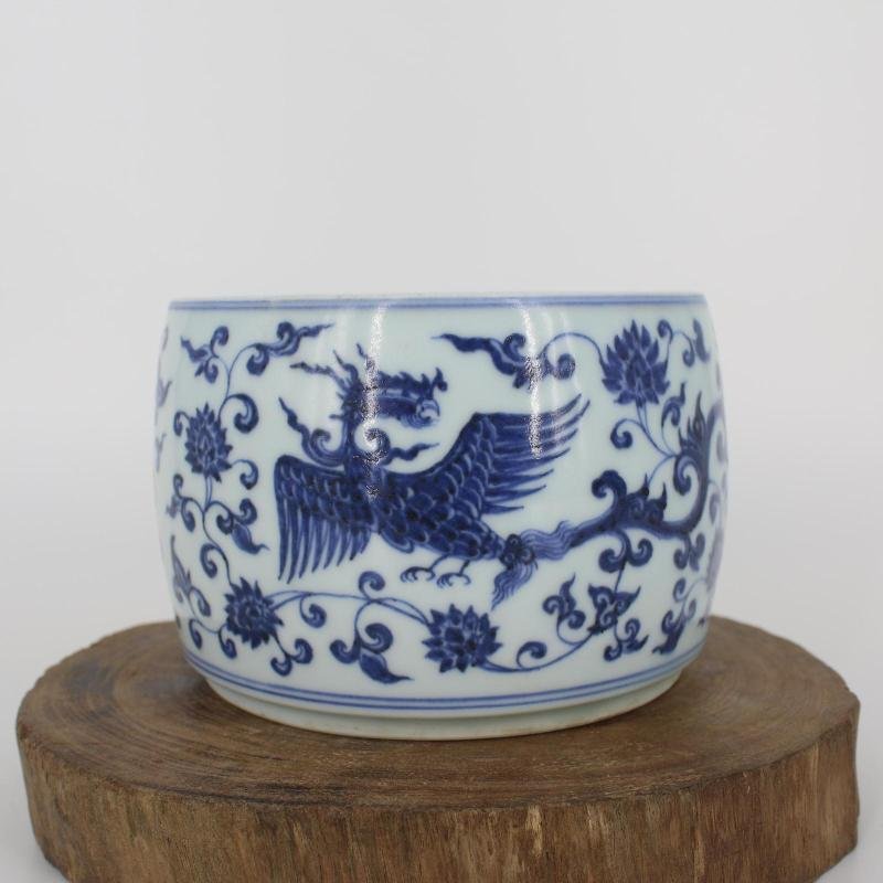 A Nice Chinese Blue and White Porcelain Jar: Ming Dynasty,With Ming Xuande Mark. Size is around H9.8cm, D14.5cm.