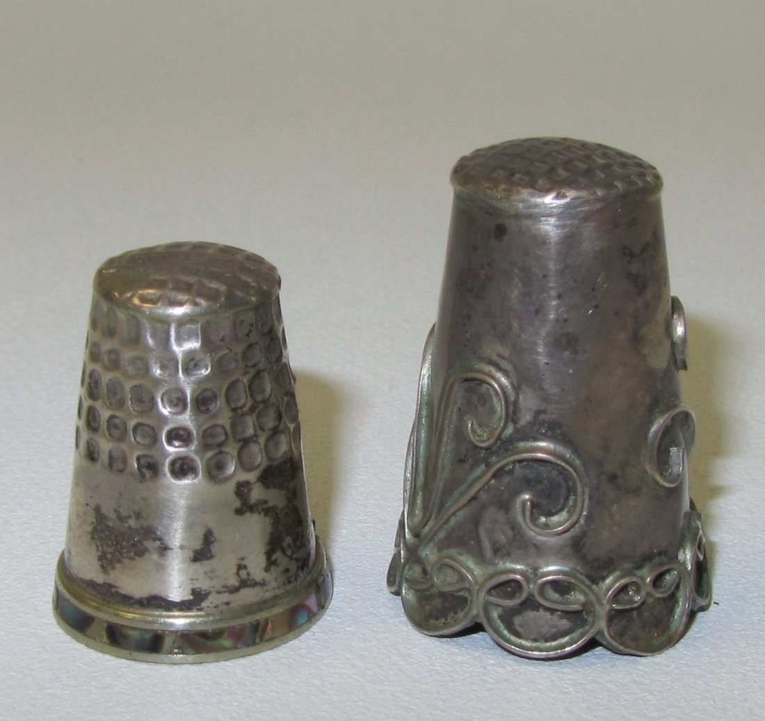 Vintage Silver Thimbles: Pair of Vintage Silver Thimbles. One is inlayed with Mother of Pearl. Very Decretive Pieces. Total weight of 5 grams of silver
