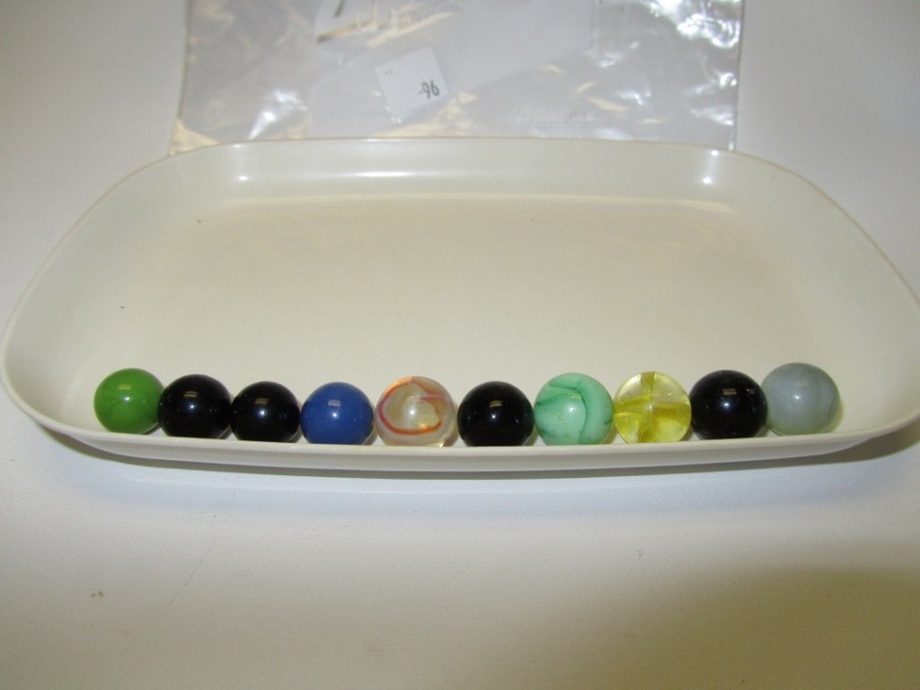 Lot of 10 Vintage/Antique Marbles: Lot of 10 Vintage/Antique Marbles. The newest of these marbles is at least 50 years old. Nice selection of different sizes and patterns