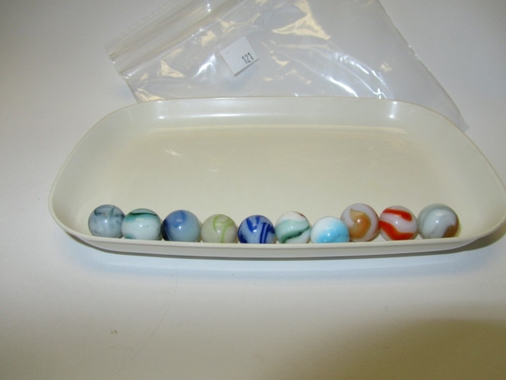 Lot of 10 Vintage/Antique Marbles: Lot of 10 Vintage/Antique Marbles. The newest of these marbles is at least 50 years old. Nice selection of different sizes and patterns