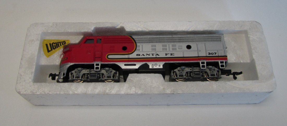 Santa Fe 307 Lighted Train Engine: Santa Fe 307 Lighted Train Engine HO Scale