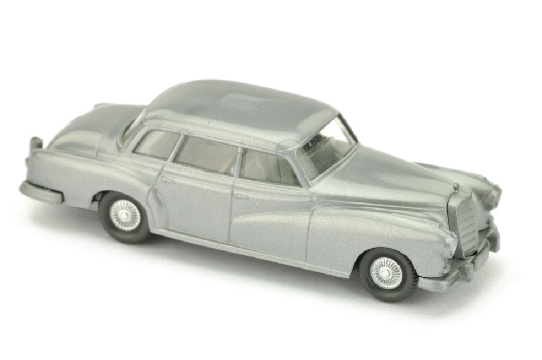 Mercedes 300, silbern (1 of 3)