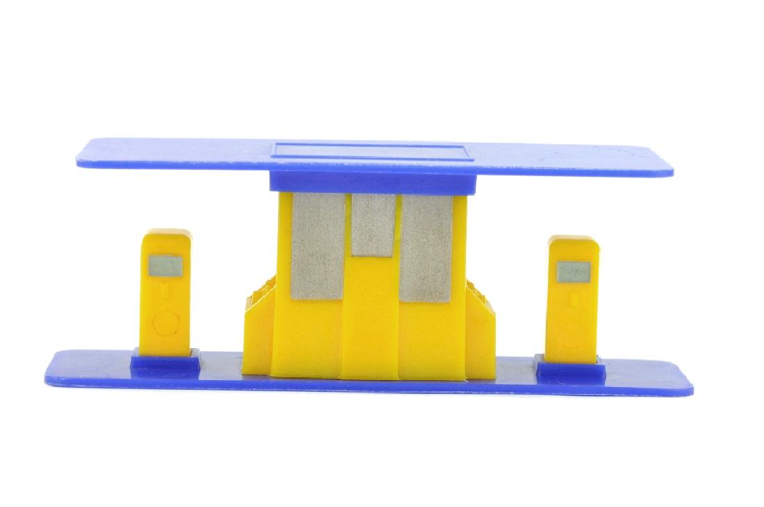 Grosse Tankstelle (alt), ultramarin/gelb (1 of 3)