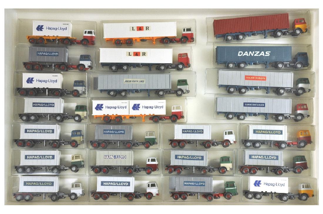 Konvolut 24 Container-LKW (1 of 1)