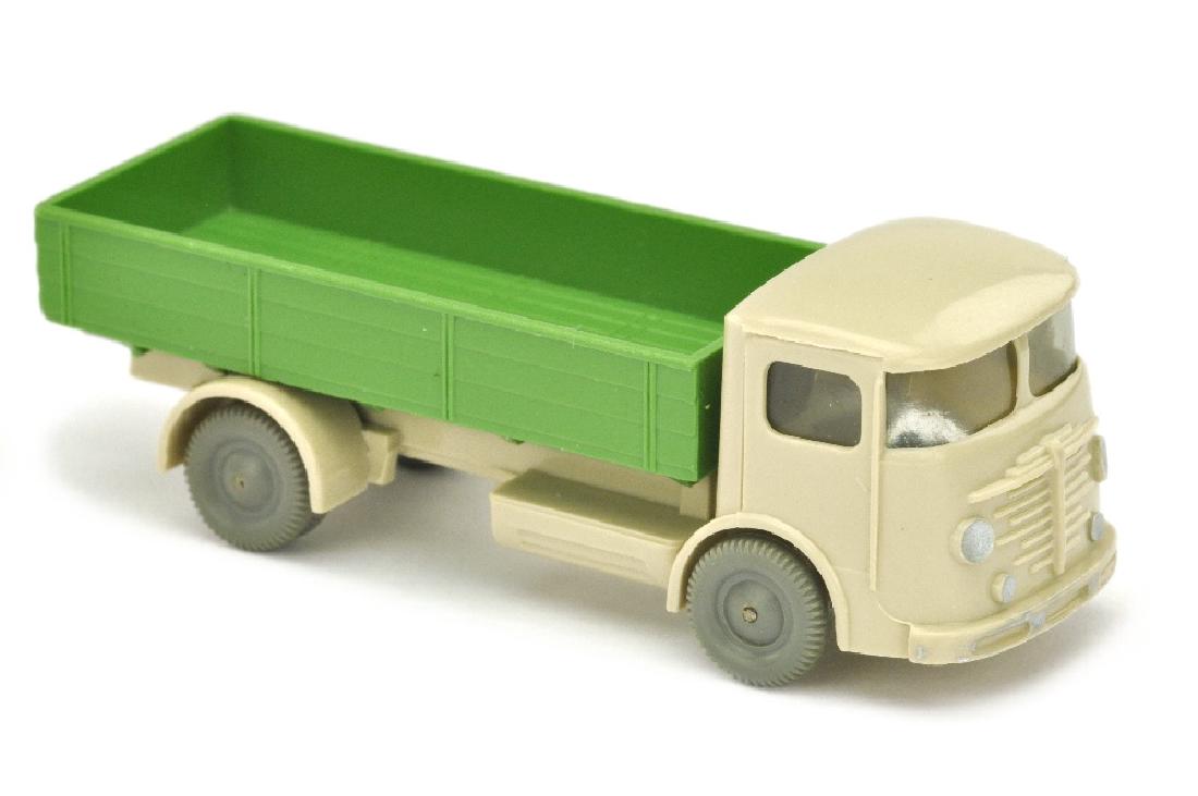 Buessing 4500, hellgelbgrau/maigruen (1 of 3)