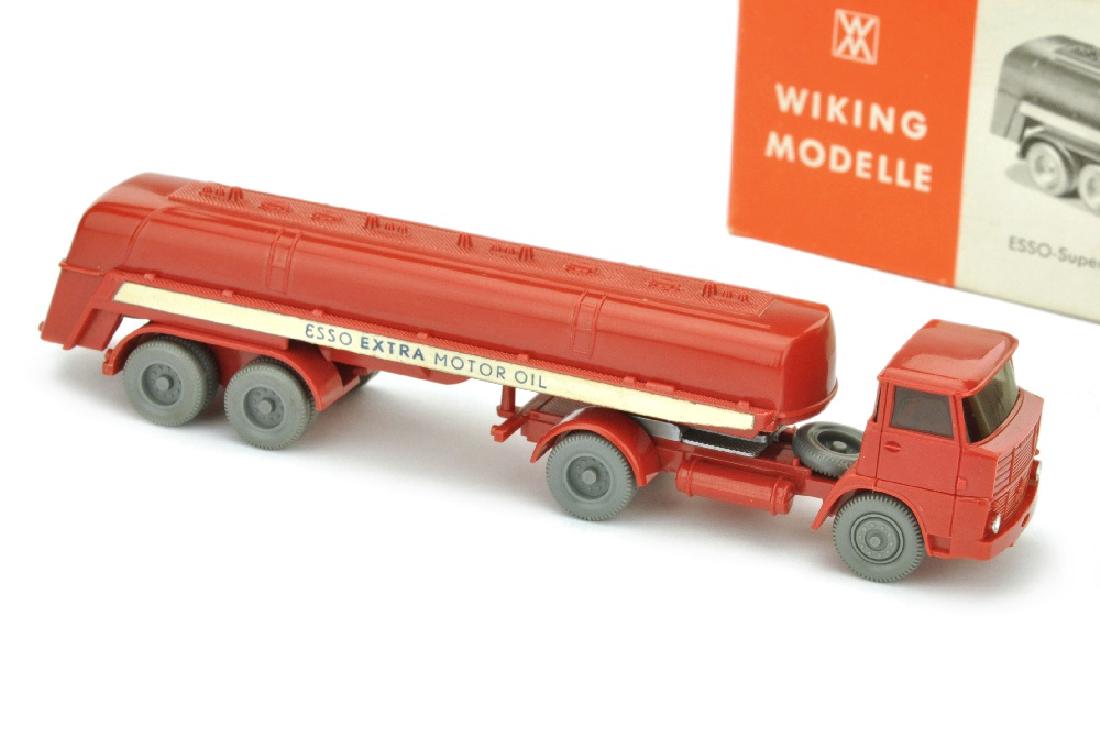 Esso-Tanksattelzug Henschel HS 16 (im Ork) (1 of 2)