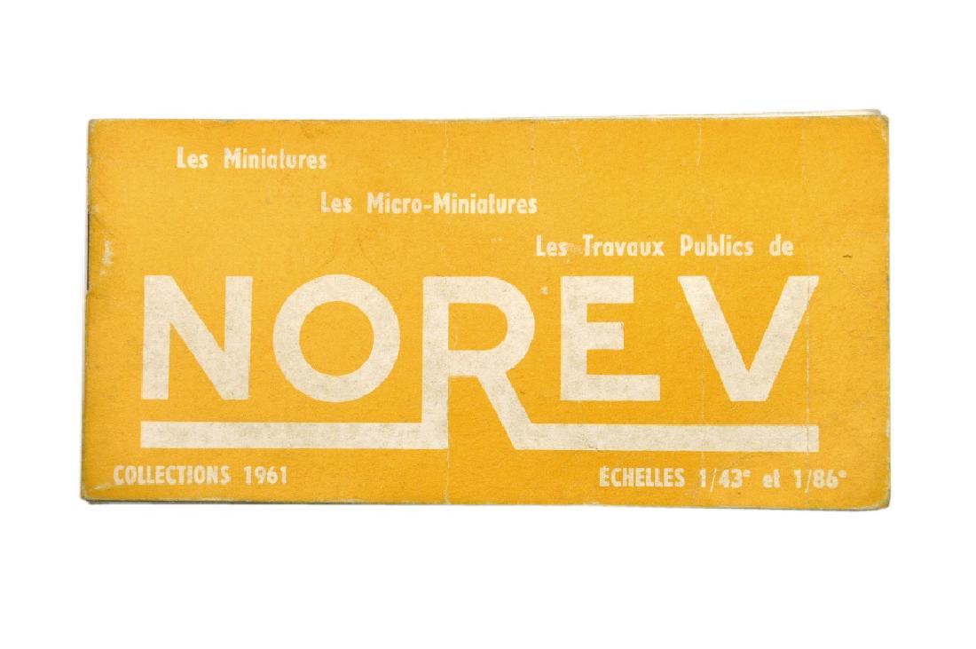 Norev - Preisliste 1961: 32 Seiten, 125x60 mm, franzoesisch, komplett farbig, mit Modellabbildungen aller Modelle im Massstab 1/43 (Serie "Miniatures") und 1/86 (Serie "Microminiatures"), gut bis sehr gut