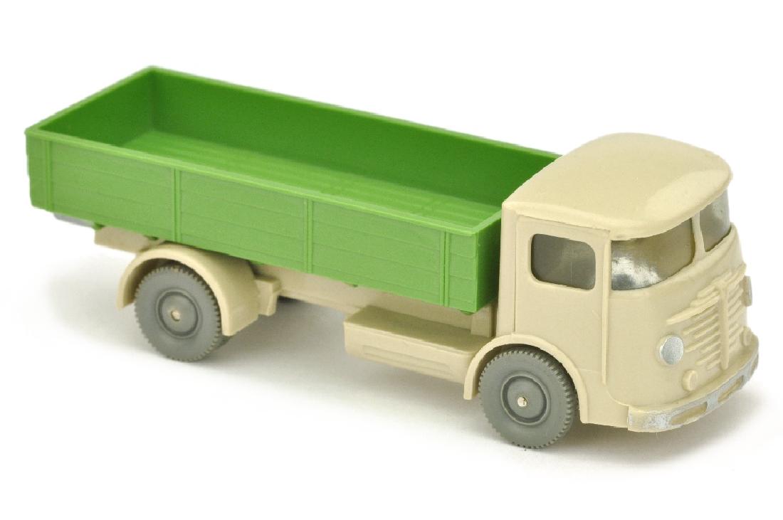 Buessing 4500, hellgelbgrau/maigruen (1 of 3)