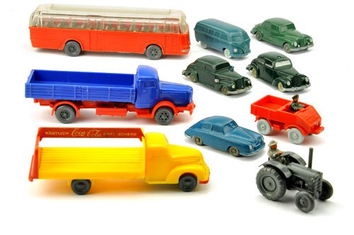 Konvolut 10 unverglaste Modelle: darunter Büssing Trambus orangerot (zwei Beschädigungen an der Karosserie, Spannungsriss im Verbindungssteg der blassbraunen (!) Sitzgruppe), ..., teils geringe, teils erhebliche Mängel (Wiking 2.W