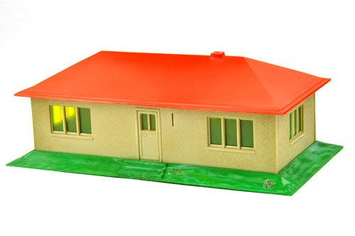 Landhaus ohne Einrichtung (Wände hellgelbgrau): Vorserie um 1958, ähnlich 1294/3, jedoch Verglasungen gelbgetönt und Seitenwände in Sonderfarbe, Frontwand ohne normalerweise eingeklebte Lampe, Oberseiten der Randbegrünung mit erheblichen Klebes
