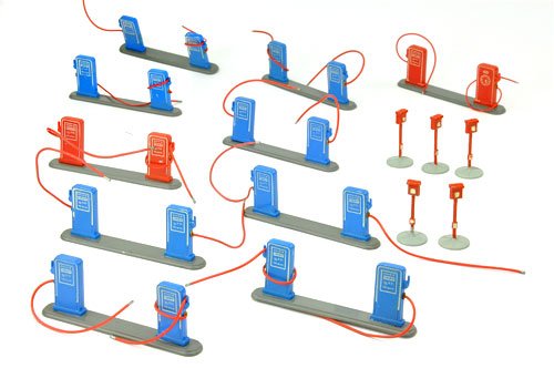 Konvolut 10+5 kleine Tankstellen: V 566.2, 8x V 566.3 und ähnlich V 566.2 (jedoch eine Säule wie bei V 566.1), dazu 5x V 624, alle neuwertig (SIKU)