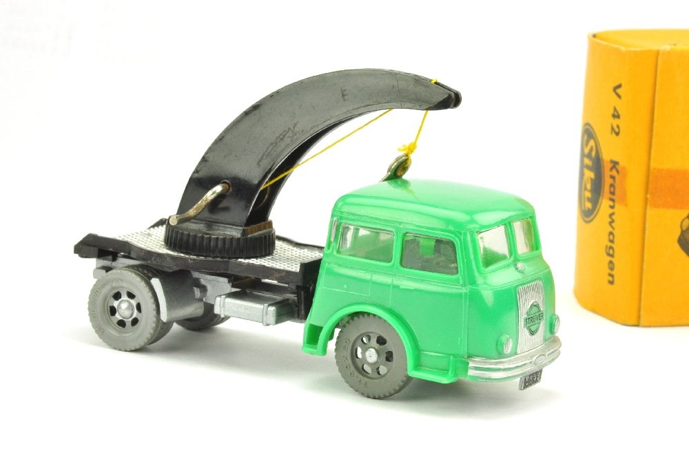 V 42- Kranwagen Henschel (2.Wahl, im Ork): V 42.2, Kennzeichen professionell restauriert, sonst sehr gut im Ork (L1, eine Haupt- und eine Seitenlasche fehlen) (SIKU)