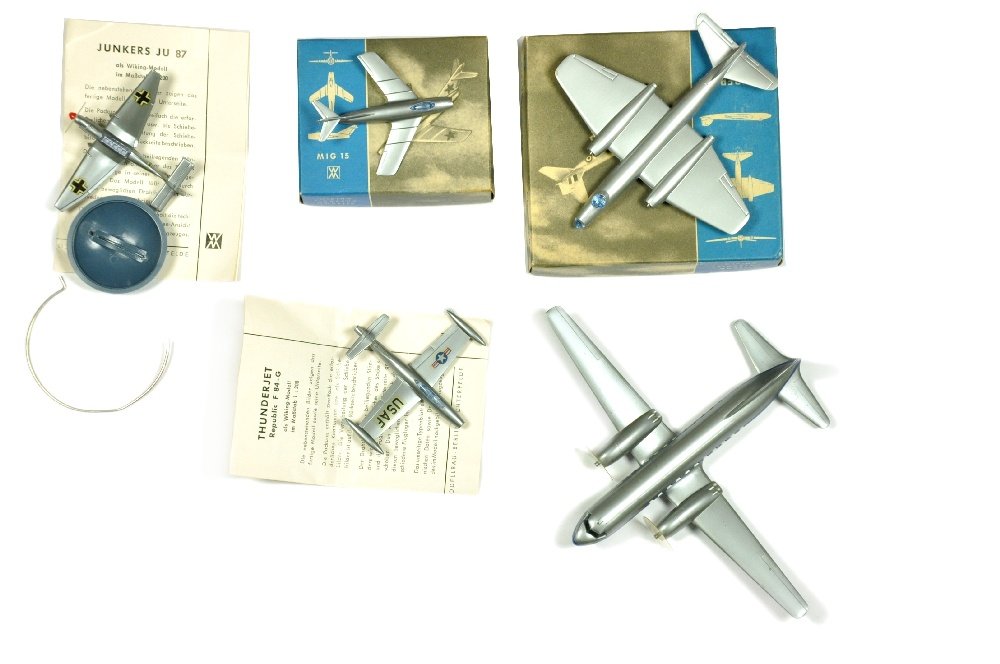 Konvolut 5 Flugzeuge (Silberlinge): Canberra, MiG 15 (beide komplett im Ork), Ju 87, Thunderjet (bei beiden AZB aufgetragen, mit Erklaerungsblatt) und Convair 340 (mit Staender), ueberwiegend sehr gut (Wiking Flugzeug)