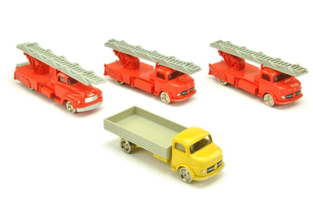 Lego- Konvolut 4 Fahrzeuge der 60er Jahre: 2x Leiterwagen MB 1413, Leiterwagen Bedford und MB 1413 Pritsche, es fehlen zwei Schlauchhaspeln, sonst sehr gut bis neuwertig