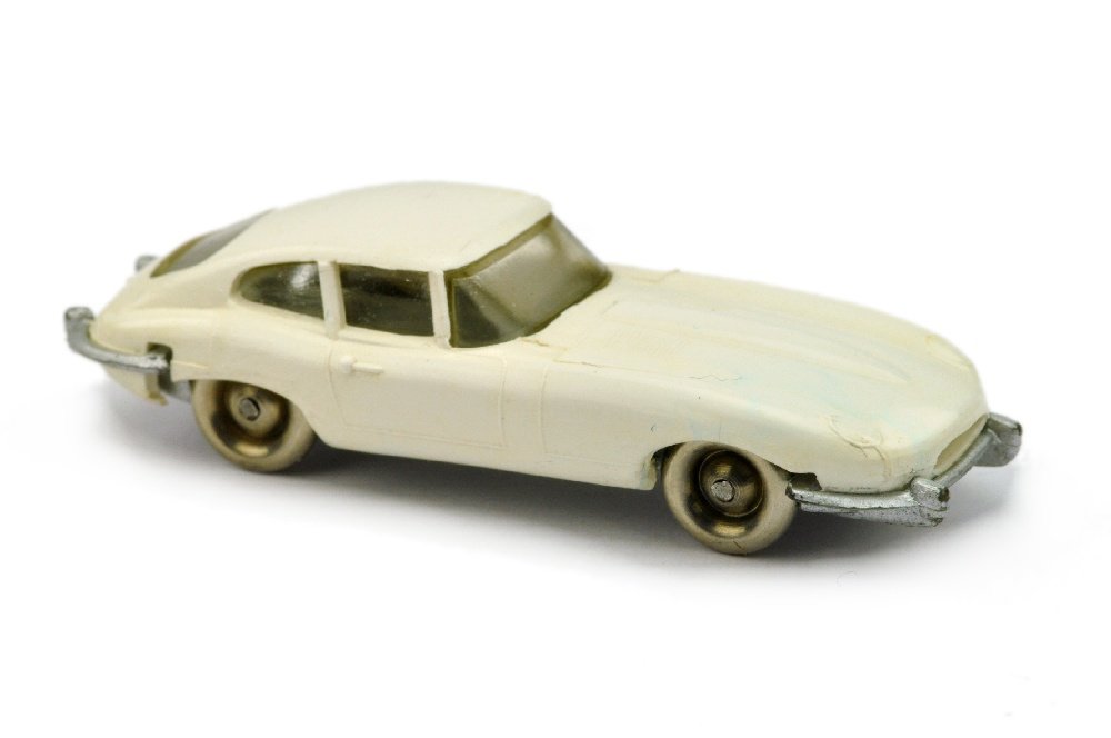 LEGO - Jaguar E-Type, weiss (2.Wahl): minimaler Gussfehler in der Unterkante des Rahmens des Fahrerseitenfensters und unauffaellige Fehlstelle in der Heckstossstange (am hinteren Radlauf der Fahrerseite), sonst sehr gut