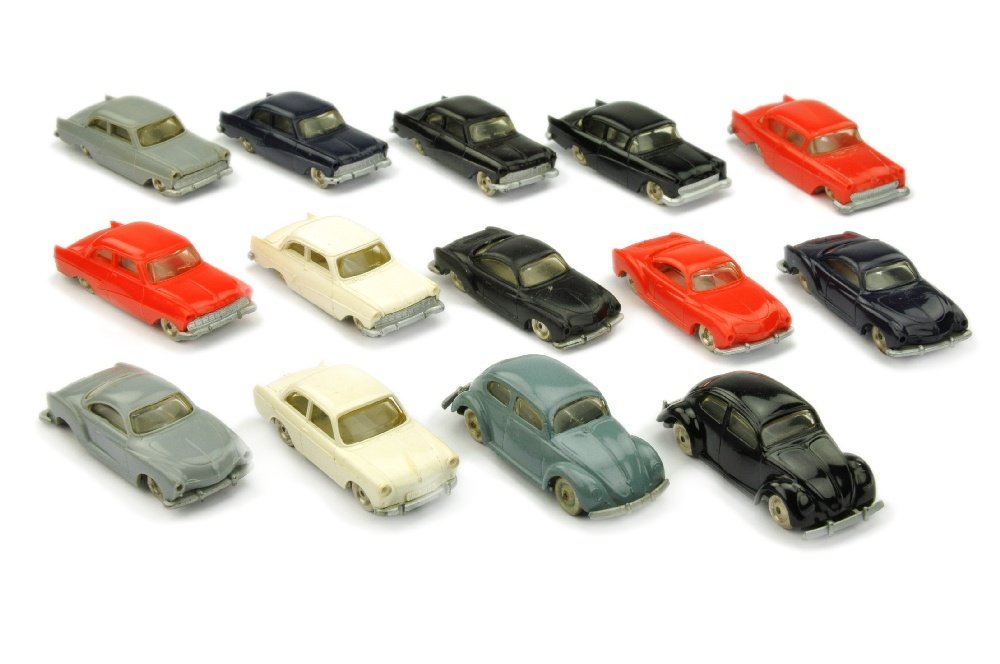 Lego - Konvolut 14 PKW (2.Wahl): darunter VW Kaefer Kurzversion (beide hinteren Stossstangenecken abgebrochen), ..., teils geringe, teils erhebliche Maengel