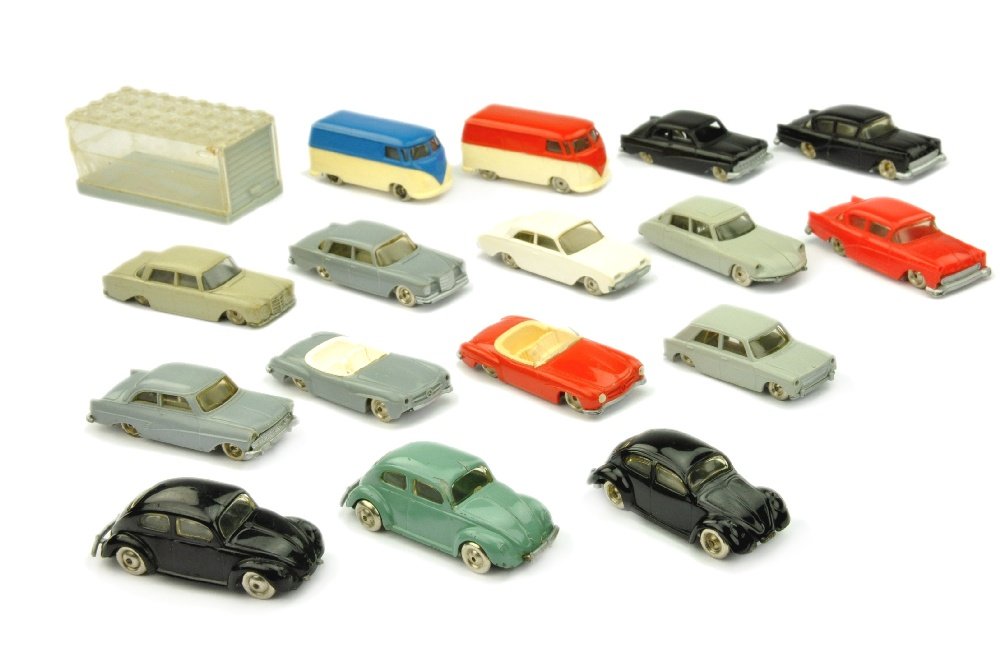 Lego - Konvolut 16 PKW (2.Wahl): darunter Ford Badewanne (nur vordere Achshalterung beschaedigt), ..., teils geringe, teils erhebliche Maengel