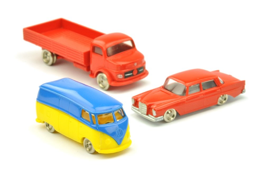 Lego - Konvolut 3 Fahrzeuge: VW Kasten himmelblau/gelb (ohne Blinker), Mercedes 220 rot und MB 1413 Pritschen-LKW rot, sehr gut bis neuwertig