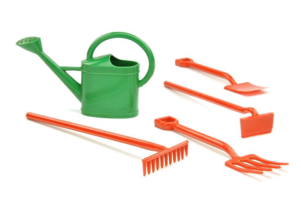 Kompletter Satz Gartengeraete (orangerot/gruen): 1545, Giesskanne gruen, die uebrigen Geraete orangerot, neuwertig (Wiking Grosser Massstab)