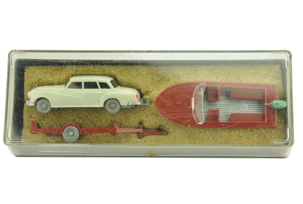 Geschenkpackung Motorboot (erste Version): 1190/1, bestueckt mit 371/3A und 506/1A, Modelle neuwertig, Schaumstoff vollstaendig, aber rissig und stark poroes, Box gut bis sehr gut (ohne Banderole) (Wiking Zubehoer)