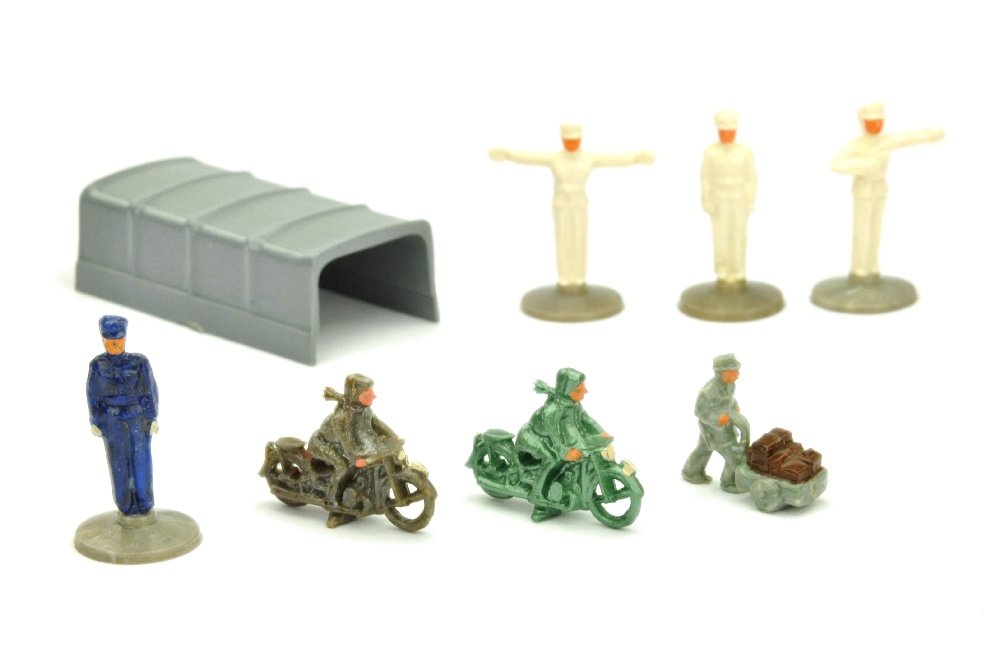 Konvolut 7+1 Zubehoerteile der 50er Jahre: Cowboy-Verdeck (staubgrau), 4 Polizisten (1x enzianblau, 3x cremeweiss), Handwagenfahrer und 2 Motorradfahrer (bei gruen'mic Lenker abgebrochen), sonst alles neuwertig (Wiking Zubehoer)
