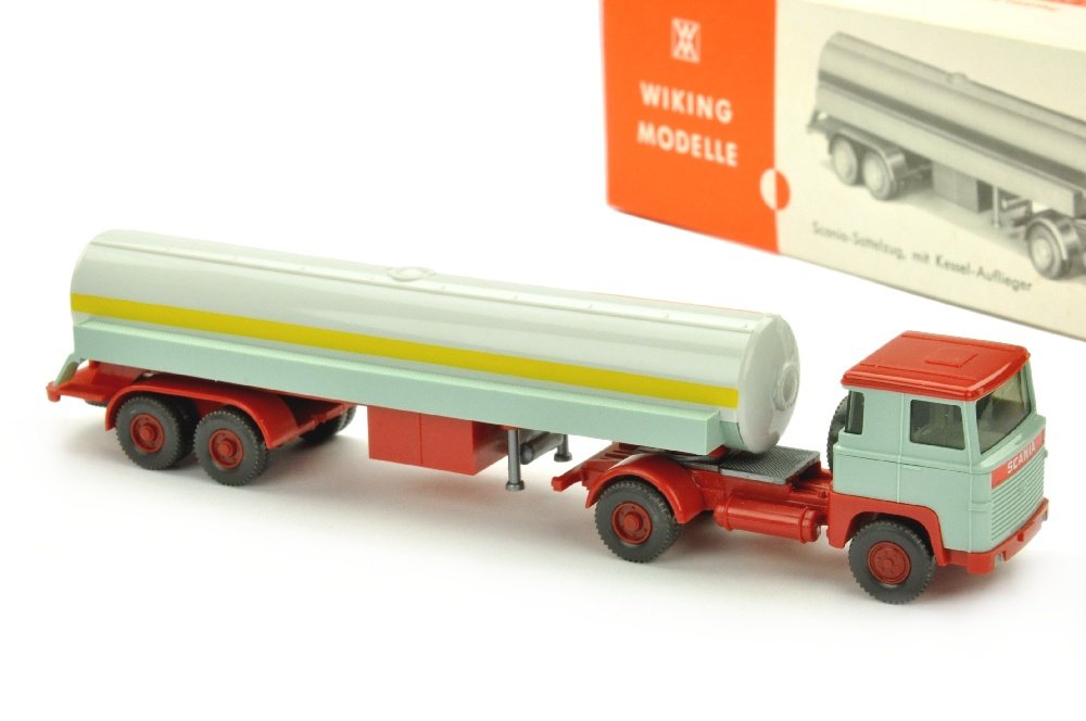 Tanksattelzug Scania 110, lichtgruen/rot (im Ork) (1 of 2)