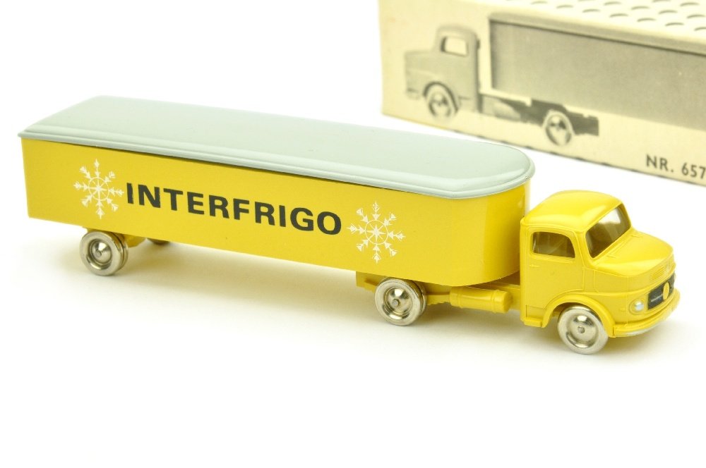 Lego - Sattelzug Interfrigo, gelb (im Ork): Version mit Seitendruck, das aufgesteckte Dach woelbt sich herstellungsbedingt gering nach oben, neuwertig im neuwertigen Originalkarton (Version ohne Loch)