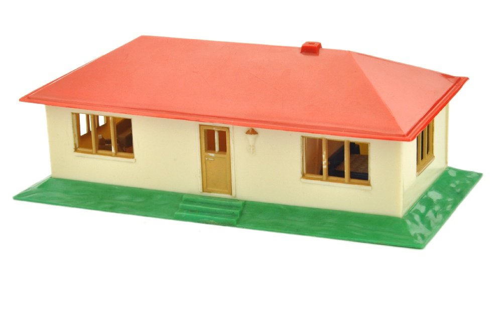 Landhaus mit Einrichtung: 1295/1C, Moebelstuecke ultramarin, gruen und hellgelbgrau, beide Teppiche eingeklebt, eine Dachkante abgebrochen (8x4 mm), sonst sehr gut (Wiking 2.Wahl)