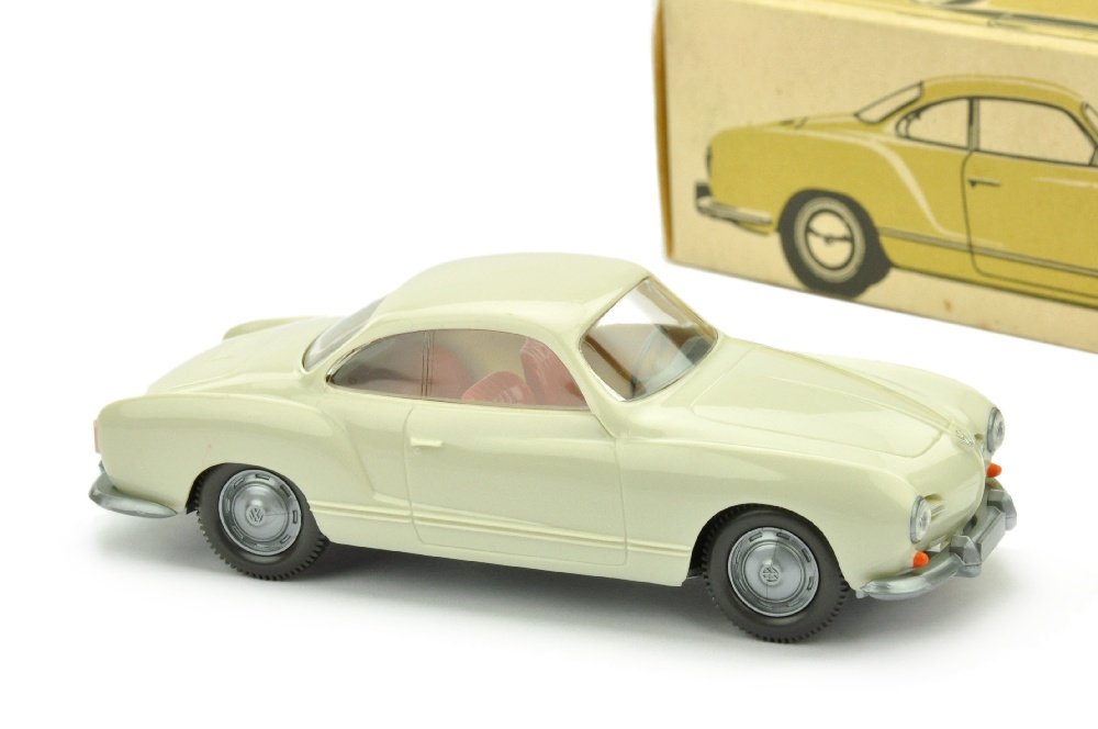 VW Karmann Ghia Coupe, perlweiss (im Ork) (1 of 2)