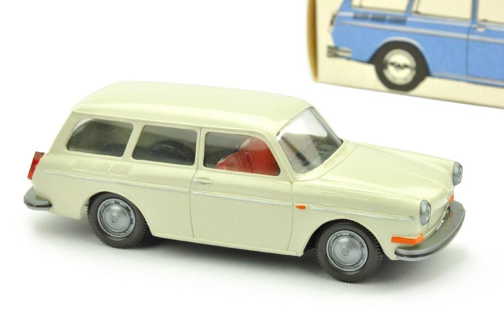 VW 1600 Variant, perlweiss (im Ork) (1 of 2)