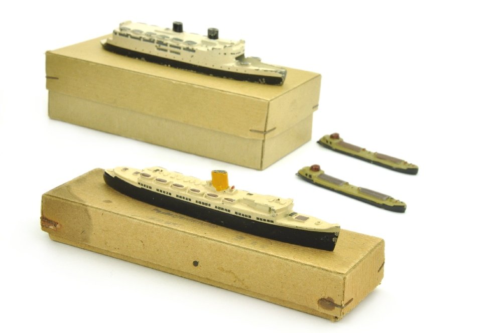 Konvolut 4 Zivilschiffe (2.Wahl): Fyn, Tanneberg und zwei Motorkaehne, alles Nachkriegsversionen um 1950, bei allen sind die Masten abgebrochen, R 0, sonst gut bis sehr gut (Wiking Schiffe)