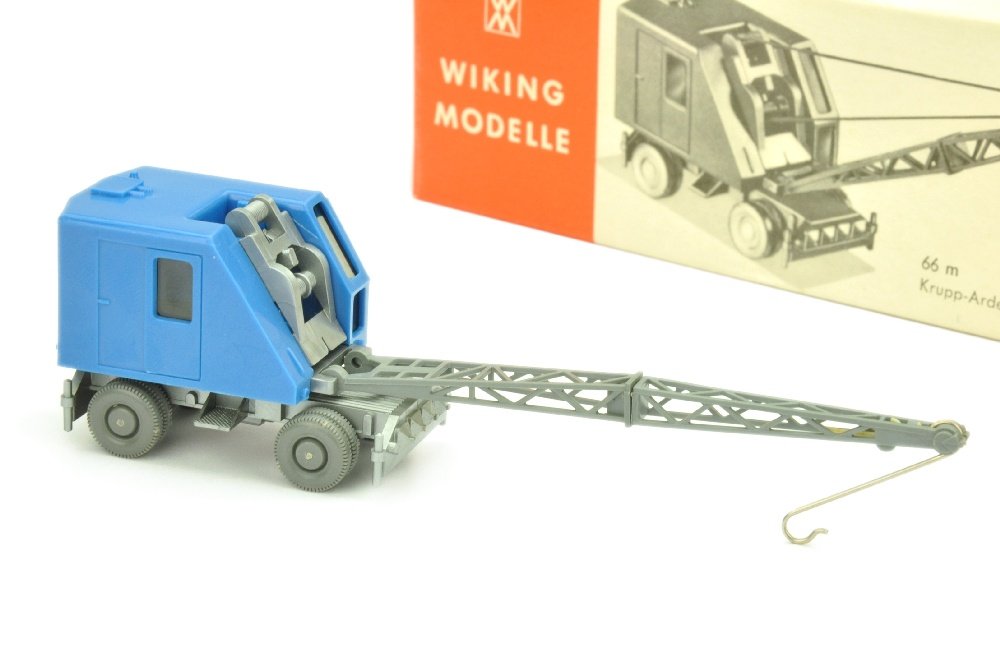 Mobilkran mit Raedern, himmelblau (im Ork) (1 of 1)