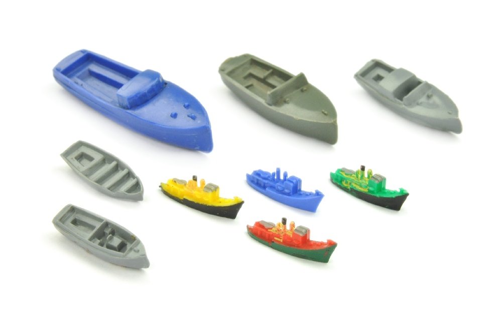 Konvolut 9 Kunststoff-Schiffe (Vorserien): 5 Motorboote/Barkassen (Massstab 1:200) und 4 Walfaenger (gelb, rot, gruen und blau), alle verschieden, R 0-1, ueberwiegend sehr gut bis neuwertig (Wiking Schiffe und Flugzeuge)