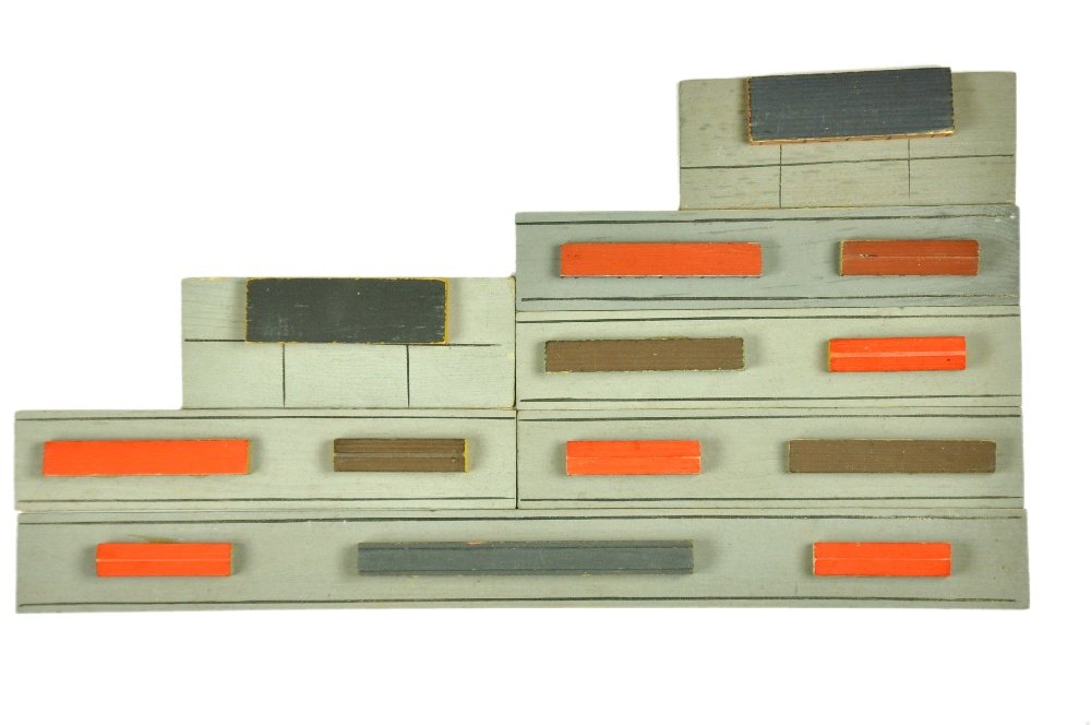 Konvolut 7 Hafenelemente der 30er Jahre: 2 Seeflugstationen, 4 Kleine Molenstuecke und Grosses Molenstueck, Einzelverkaufsobjekte (alle auf Unterseite mit Benennung und Preis gestempelt), alle R 0, sehr gut bis neuwertig (Wiking Schiffe und