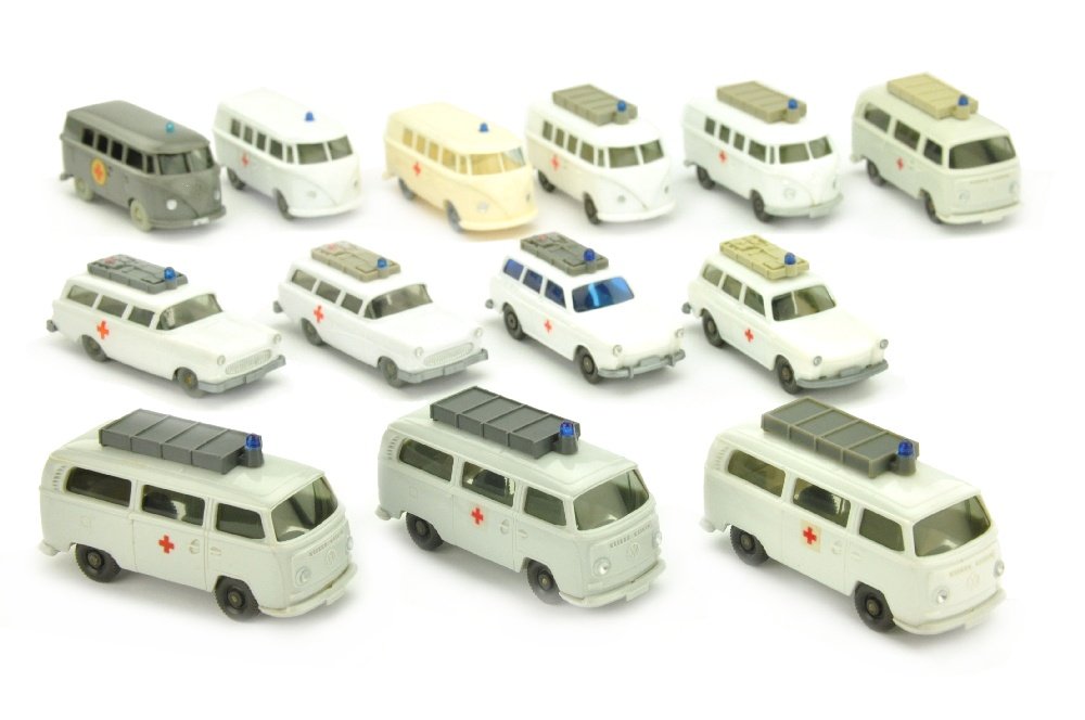 Konvolut 13 Krankenwagen der 60er/70er Jahre (1 of 1)