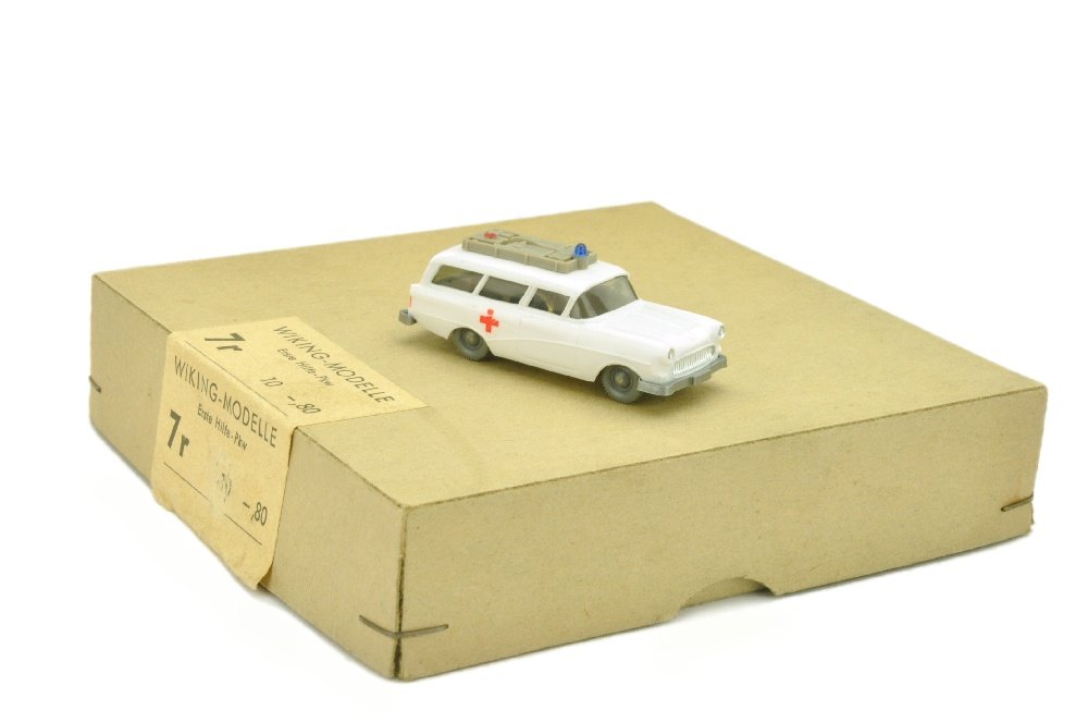 Haendlerkarton mit Opel Caravan Rotkreuz (7r) (1 of 1)