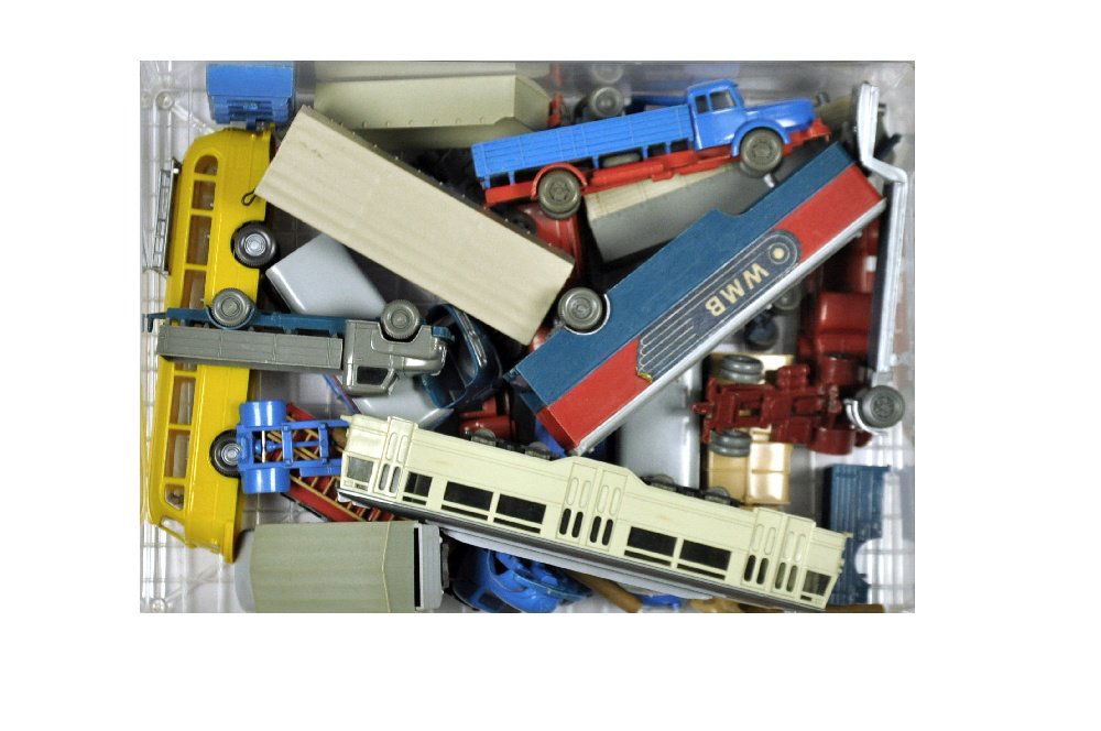 Konvolut ca. 17 LKW der 60er Jahre: aus "erster Hand", darunter MAN 415 betongrau/azurblau (nur Auspuff abgebochen), ..., teils geringe, teils massive Maengel (darunter viele ergiebige Ersatzteilspender) (Wiking 2.Wahl)