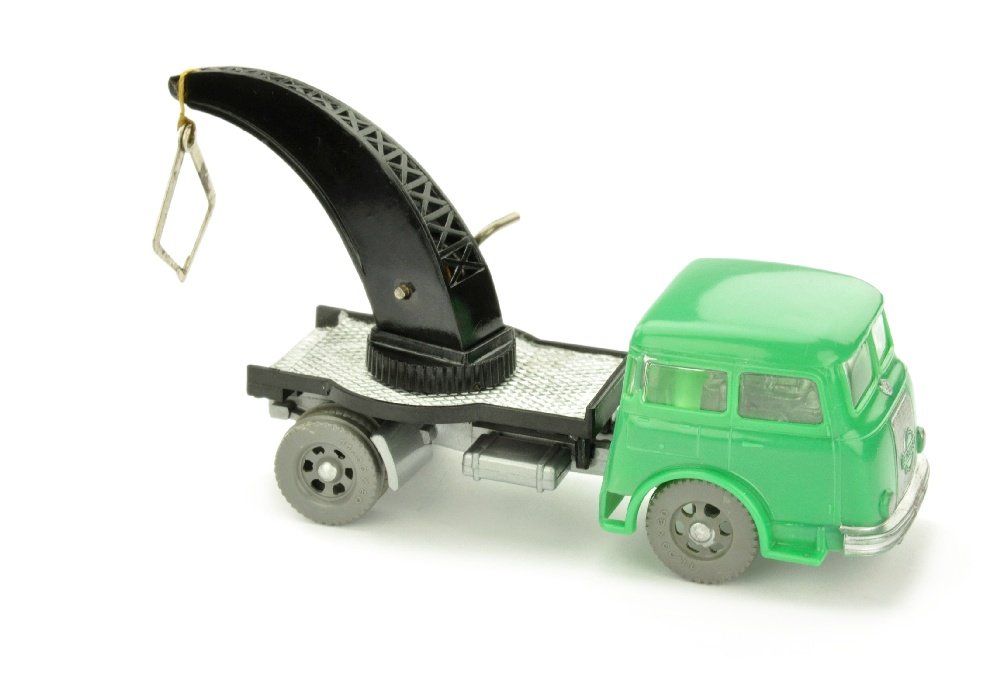 V 42- Kranwagen Henschel, verkehrsgruen (1 of 2)