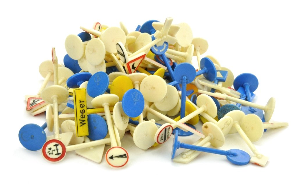 Konvolut 109 Verkehrszeichen (1 of 1)